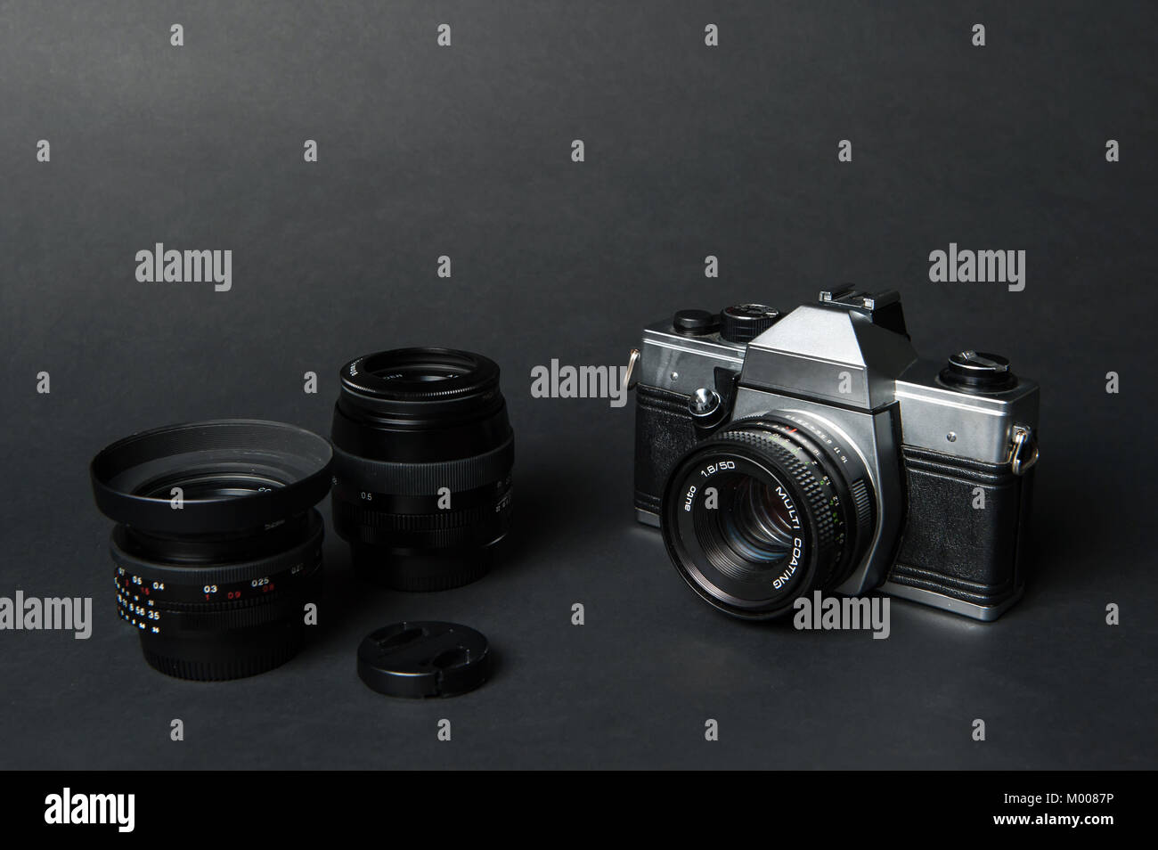 Vecchi Film Fotocamera e ottica manuale, sfondo nero Foto Stock