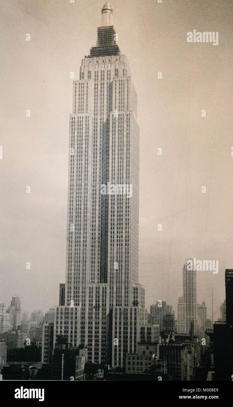 Lunghezza completa fotografia in bianco e nero del completato Empire State Building contro sky, 1931, New York City, nello Stato di New York, Stati Uniti d'America. Foto Stock