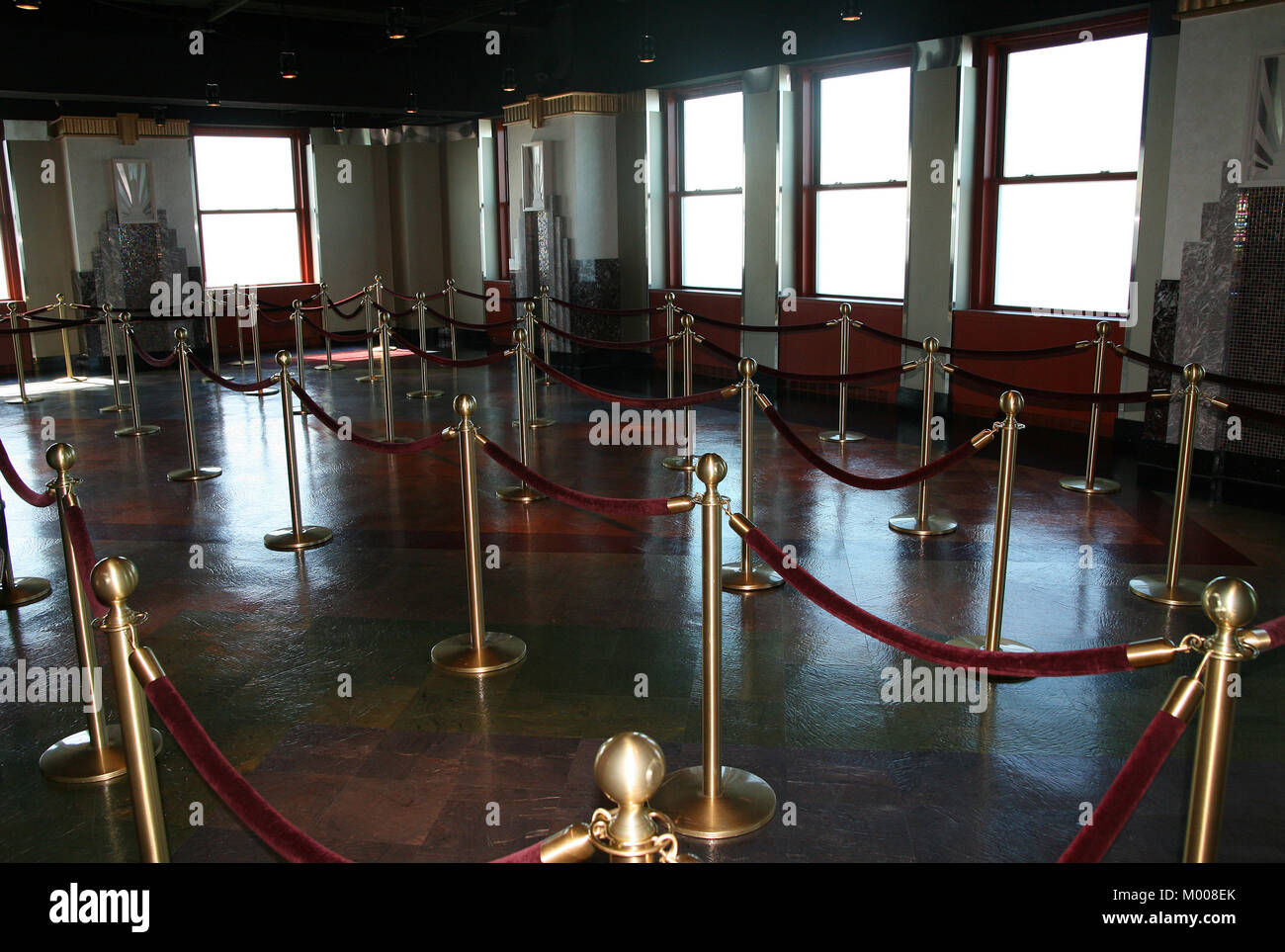 Una cordata di linee di attesa per l'acquisto del biglietto presso l'Empire State Building, New York City, nello Stato di New York, Stati Uniti d'America. Foto Stock