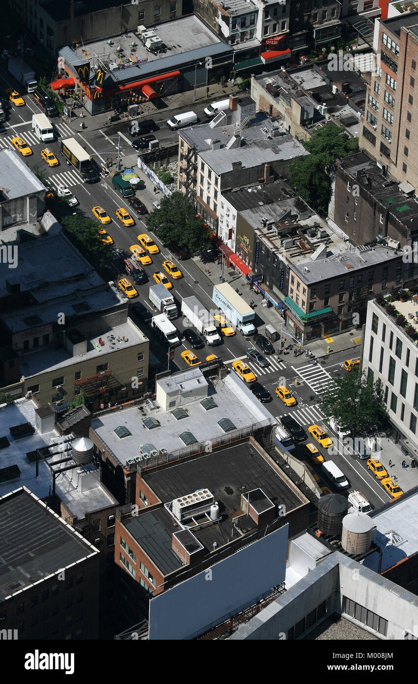 Vista aerea di intersezione e street riempito con taxi, camion e edifici di appartamenti e dall'Empire State Building, nello Stato di New York, Stati Uniti d'America Foto Stock