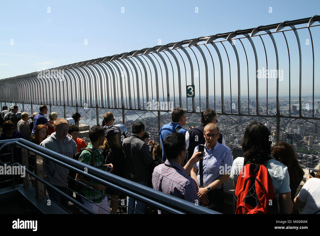 86º piano Observation Deck pieno di turisti dell'Empire State Building, nello Stato di New York, Stati Uniti d'America Foto Stock