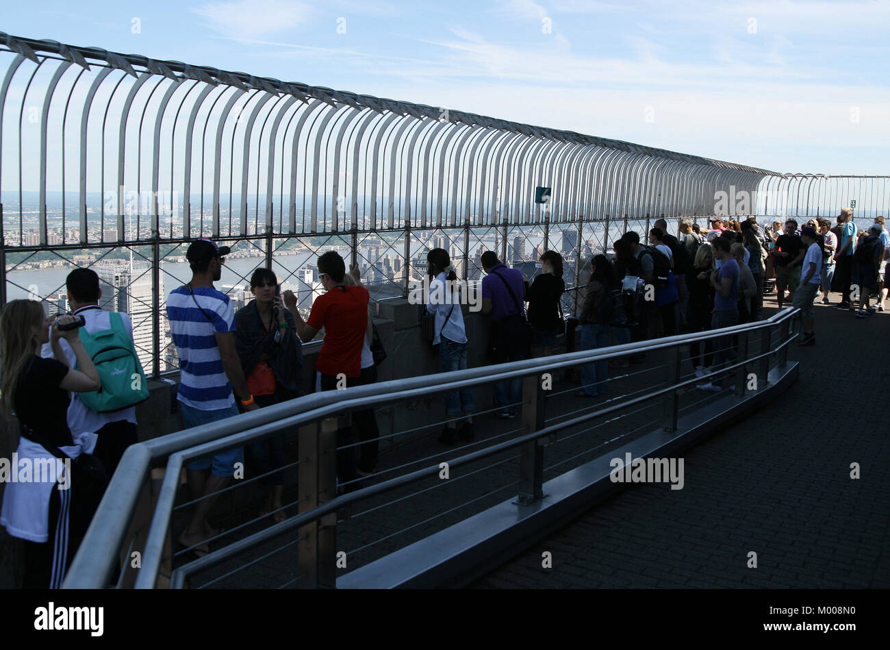 86º piano Observation Deck pieno di turisti dell'Empire State Building, nello Stato di New York, Stati Uniti d'America Foto Stock