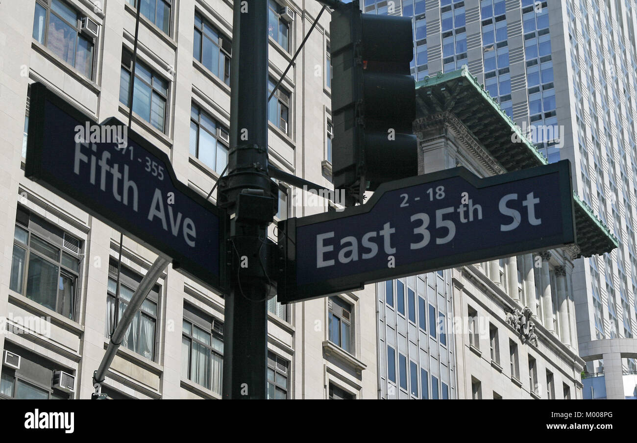 Indicazioni stradali su un angolo della 35th Street e Fifth Avenue, New York City, nello Stato di New York, Stati Uniti d'America. Foto Stock