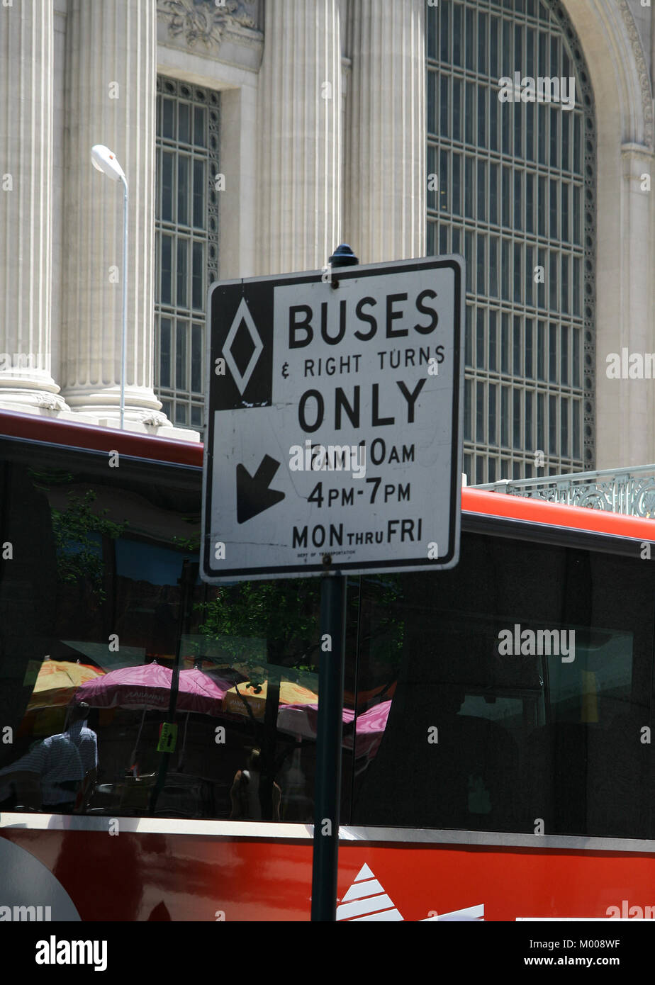 Fermata bus con ore di esercizio al di fuori del Grand Central Terminal di New York City, nello Stato di New York, Stati Uniti d'America. Foto Stock