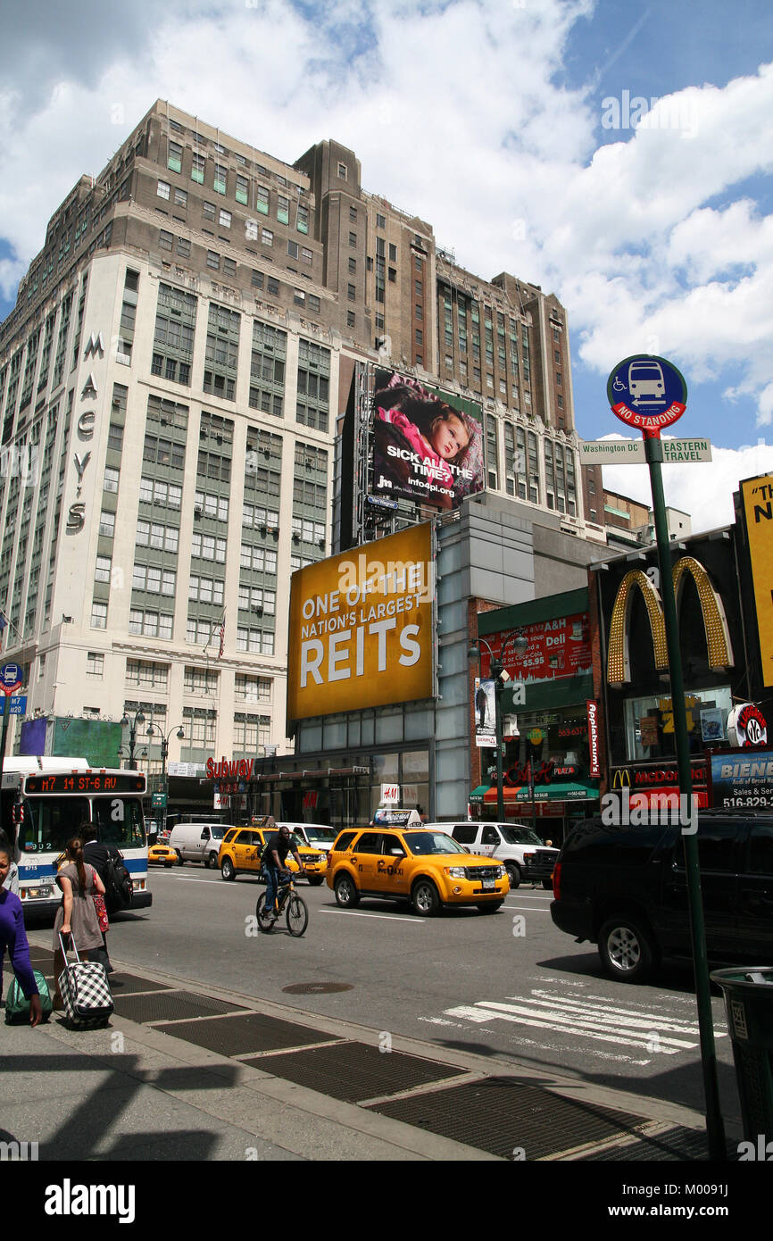 Il magazzino Macy's, una fermata della metropolitana e un McDonald's all'angolo della 7th Avenue e West 34th Street, Manhattan, New York City, nello Stato di New York, Stati Uniti d'America. Foto Stock