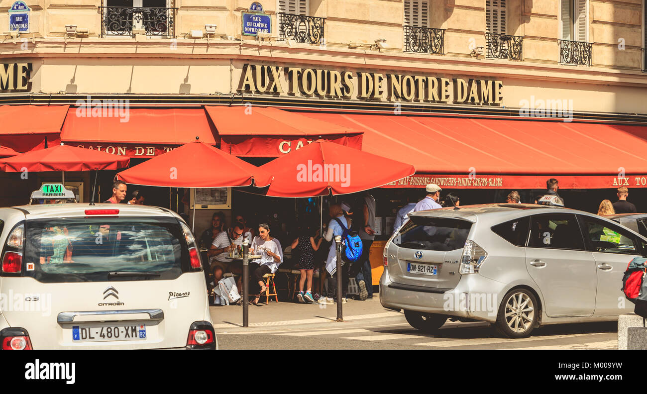 Parigi, Francia - 11 Luglio 2017 : auto vanno oltre la terrazza di un ristorante accanto alla cattedrale di Notre Dame in un giorno di estate Foto Stock