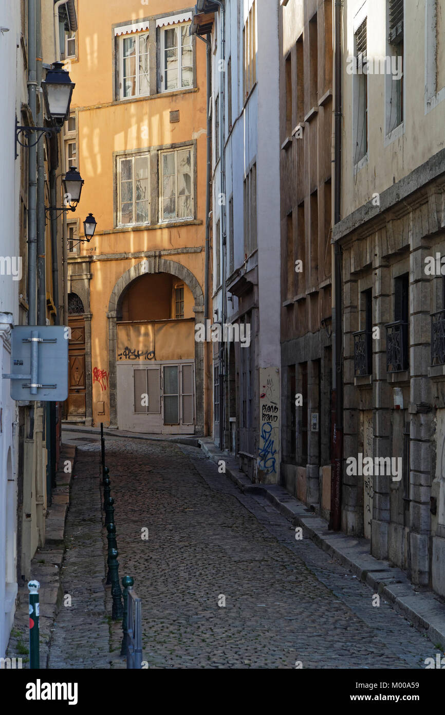 Lione, Francia, 13 Gennaio 2018 : piccola strada del centro della città vicino al quartiere di Saint-Paul. Il centro storico di Lione è stata designata dall'UNESCO H Foto Stock