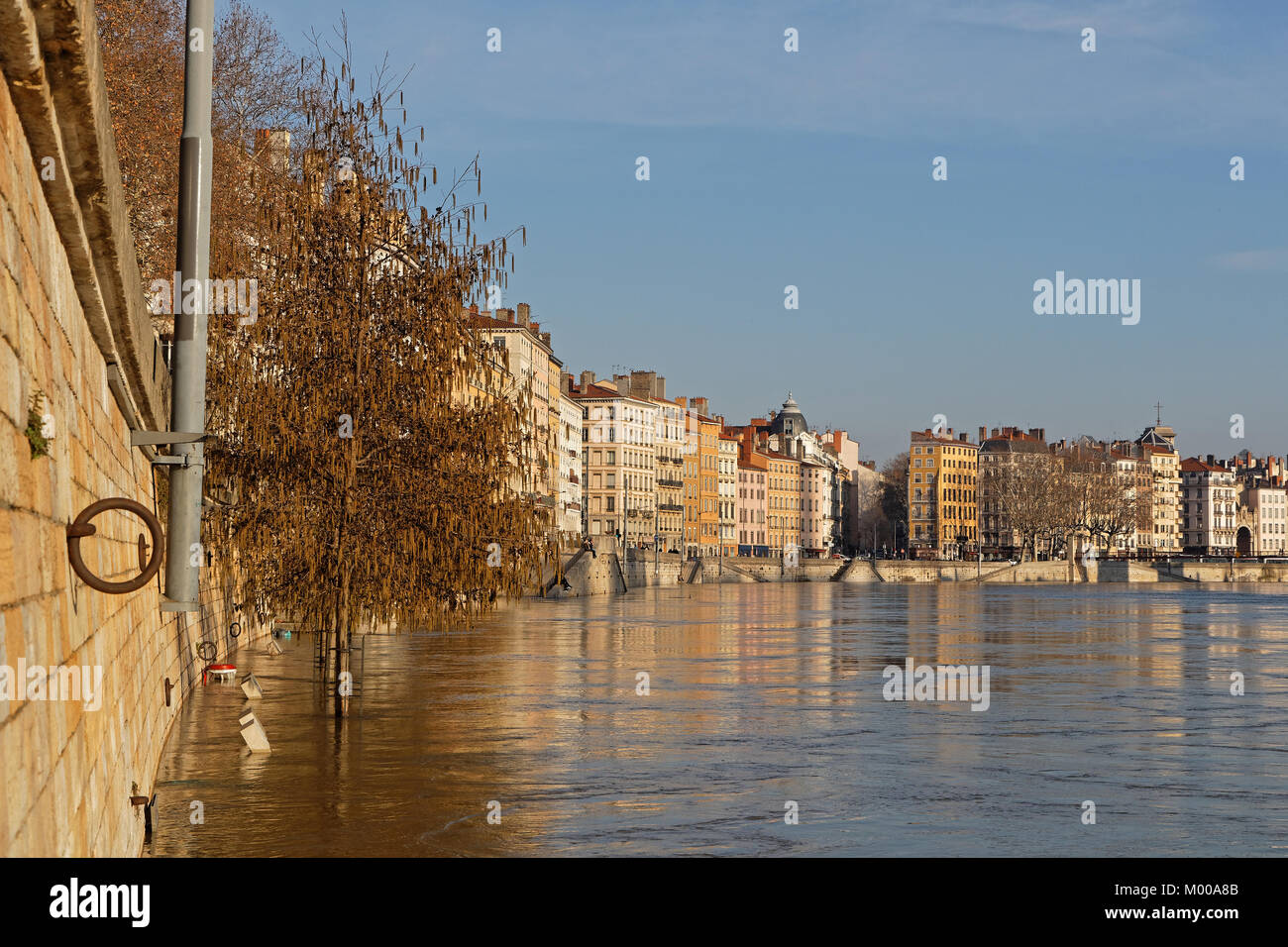 Lione, Francia, 13 Gennaio 2018 : Le inondazioni del fiume Saone nel centro citta'. Saone è aperto alla navigazione per tutto l'anno tranne quando è in piena. Foto Stock