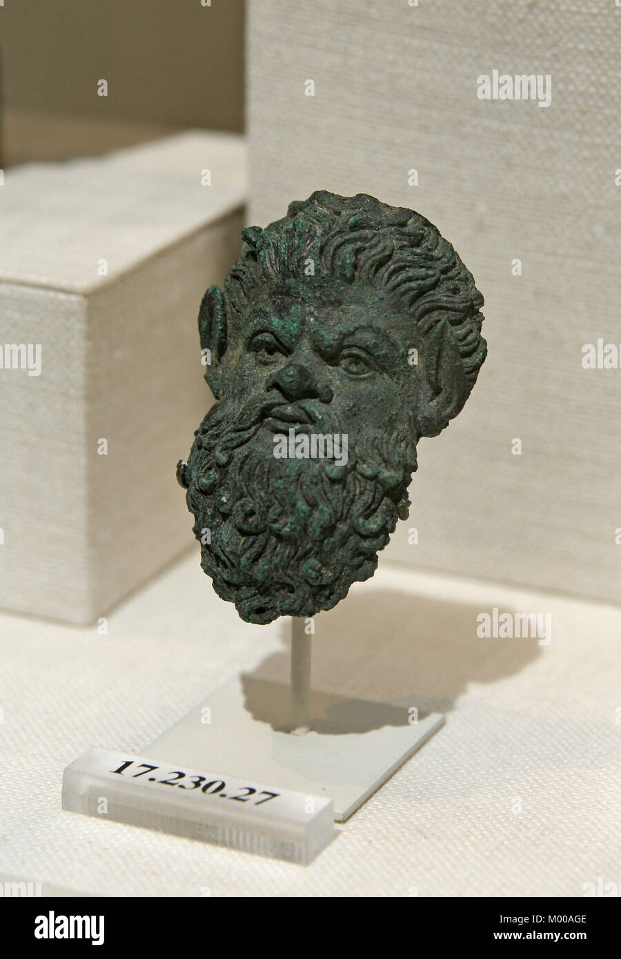 Impugnatura in bronzo allegato sotto forma di una maschera di satiro, ellenistica, greco del II secolo a.c. la Metropolitan Museum of Art (TEM), Upper Manhattan, Ne Foto Stock Impugnatura in bronzo allegato sotto forma di una maschera di satiro, ellenistica, greco del II secolo a.c. la Metropolitan Museum of Art (TEM), Upper Manhattan, Ne Foto Stock