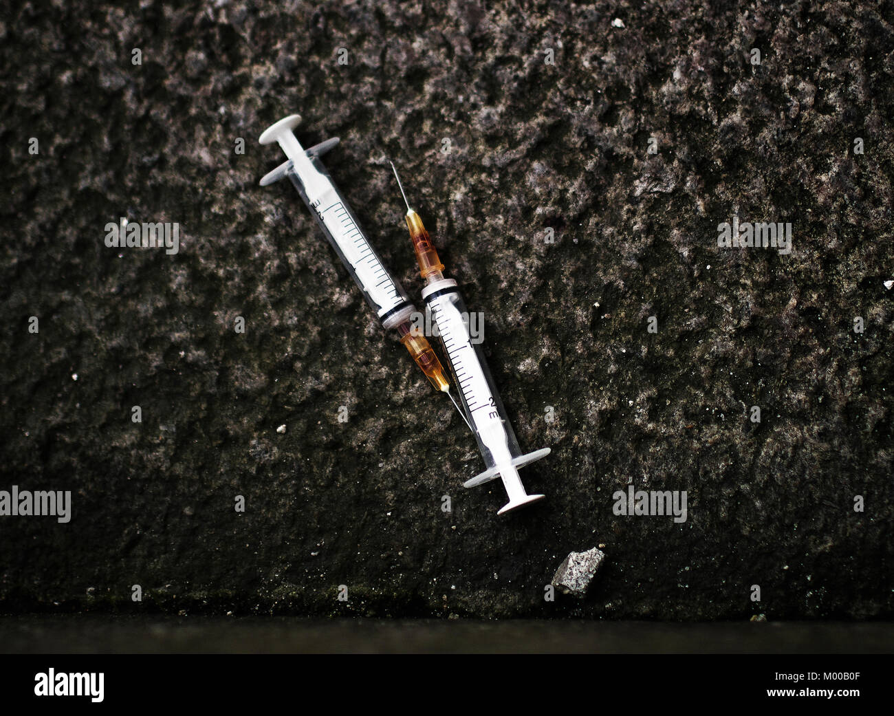 Gli avanzi di un farmaco a compierli, una siringa con un nuovo ago usato. Copenhagen 2012. Foto Stock