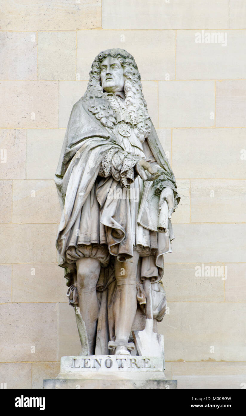Parigi, Francia. Palais du Louvre. Statua nella cour Napoleone: André Le Nôtre / le nostre (1613 - 1700) francese architetto del paesaggio e le principali ga Foto Stock