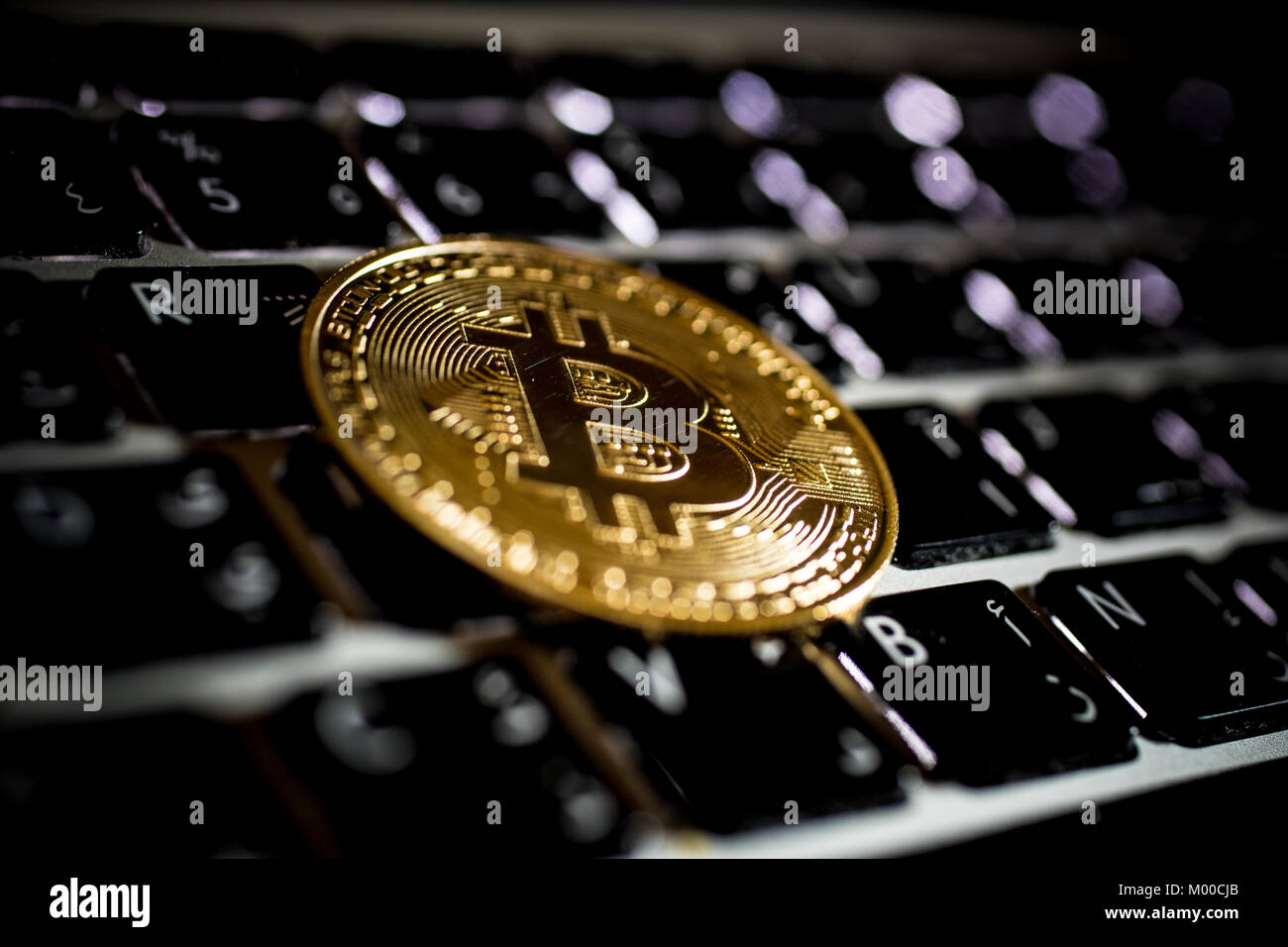 Crypto bitcoins valuta con denaro reale. Foto Stock