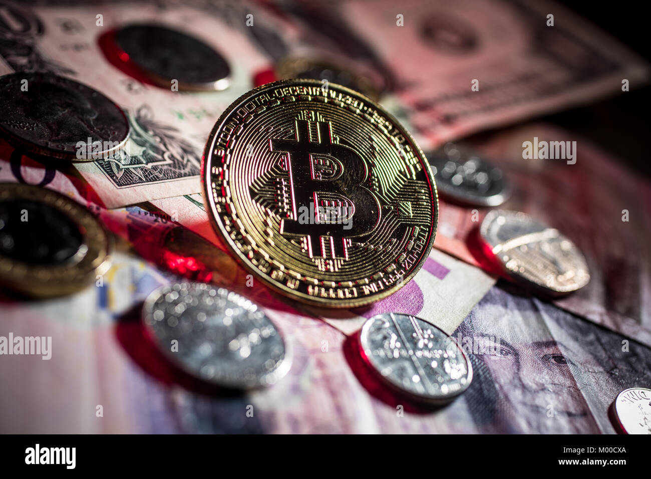 Crypto bitcoins valuta con denaro reale. Foto Stock