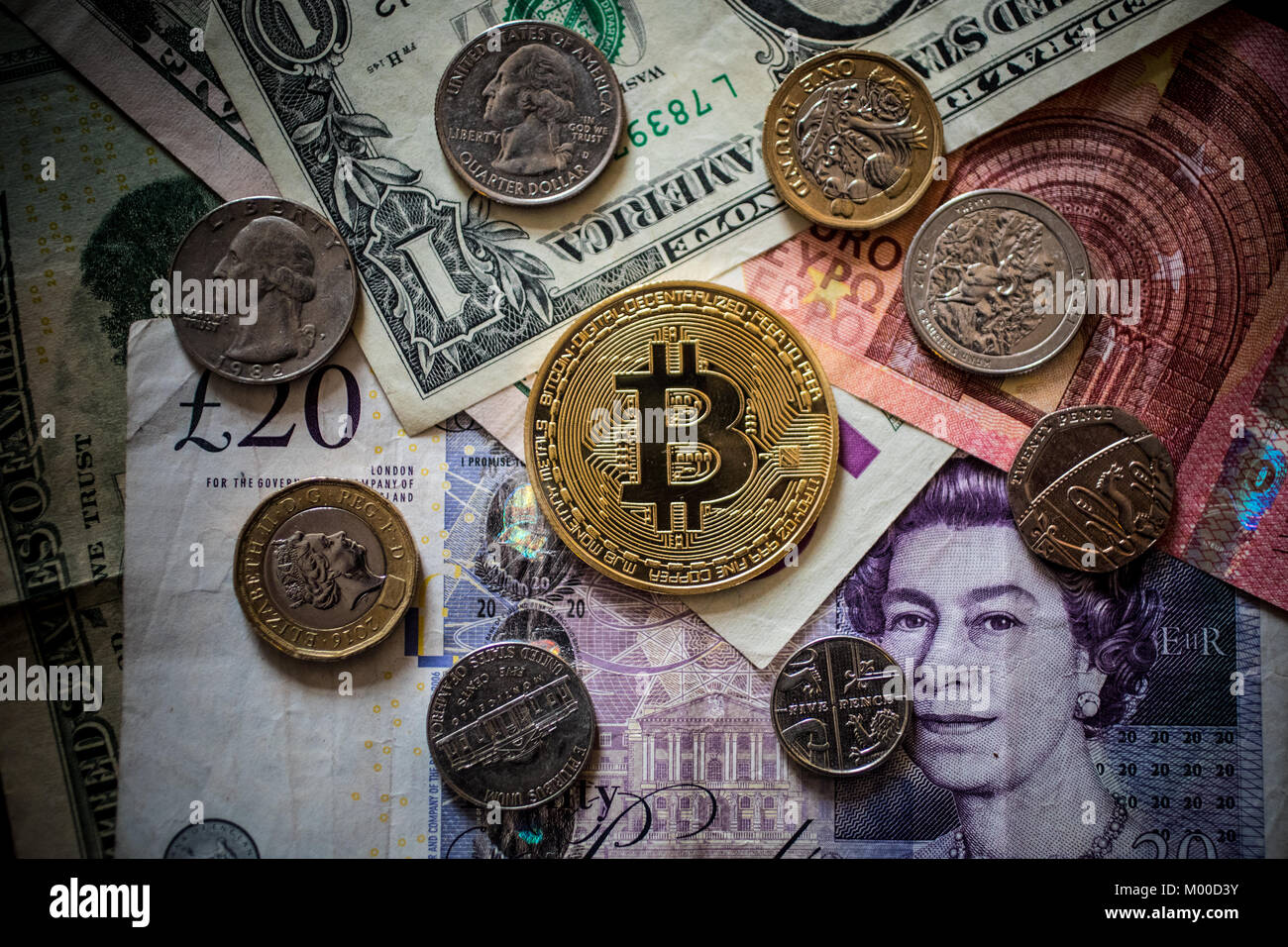 Crypto bitcoins valuta con denaro reale. Foto Stock