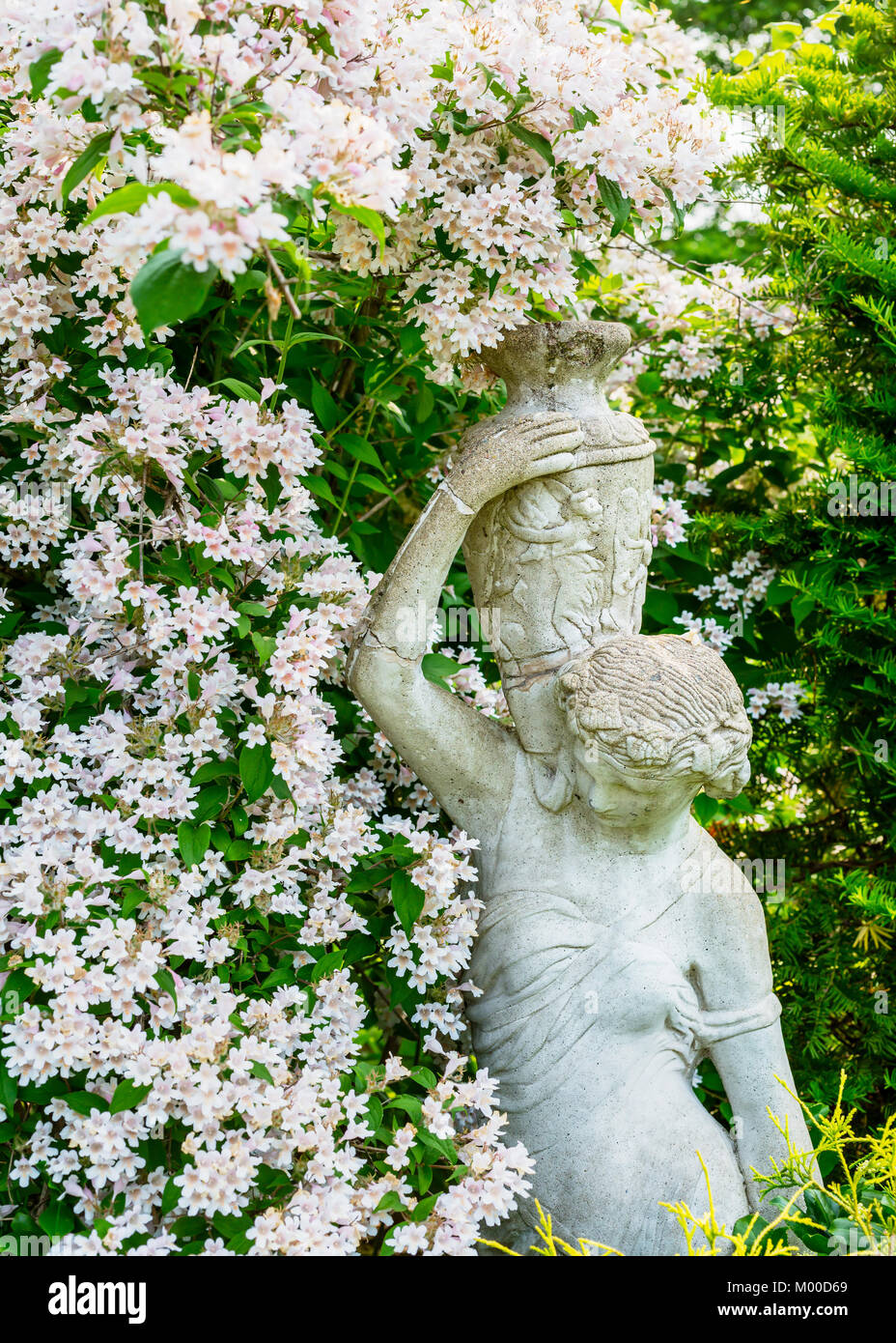 Statue in un giardino tranqual. Foto Stock