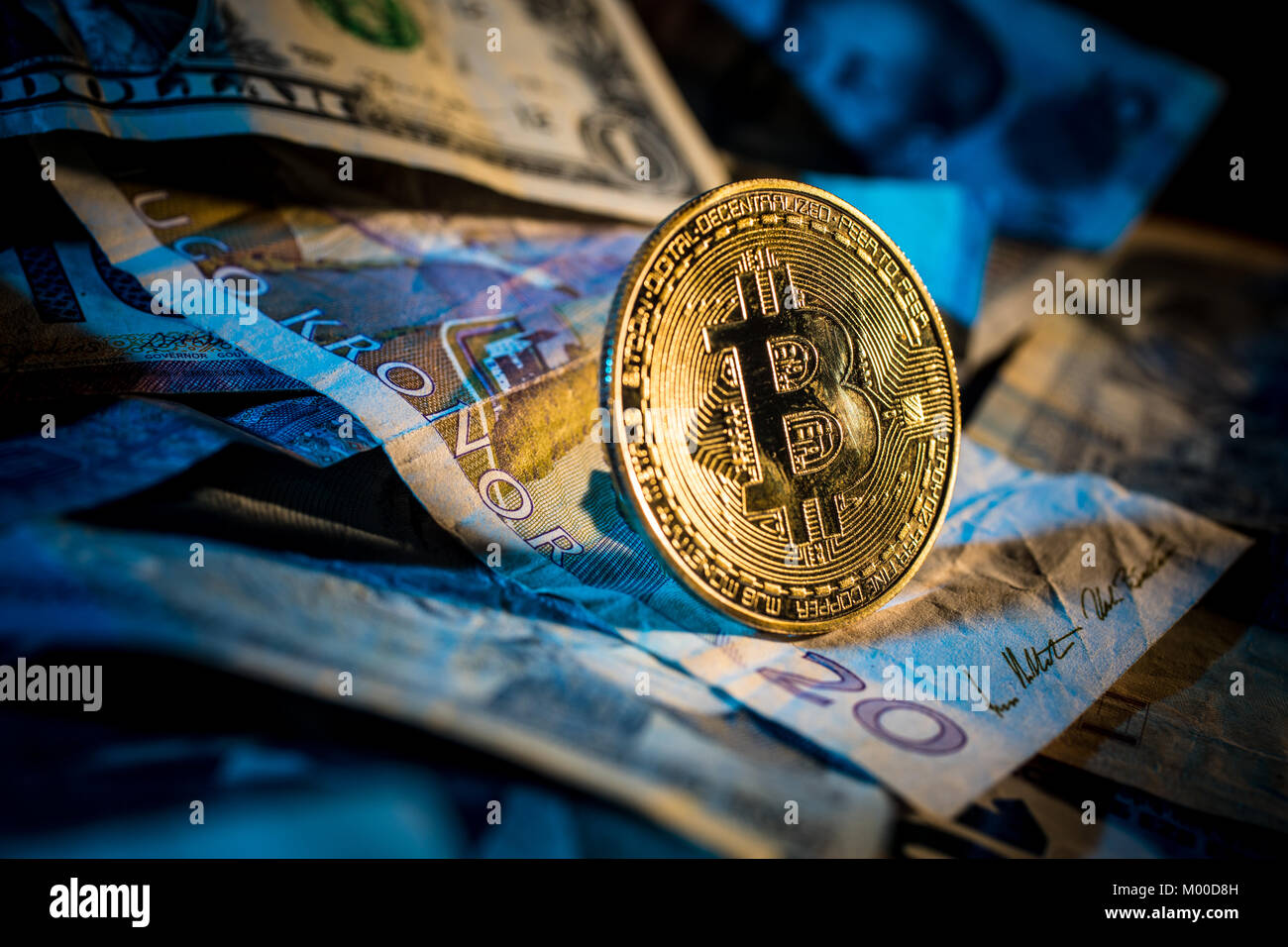 Crypto bitcoins valuta con denaro reale. Foto Stock