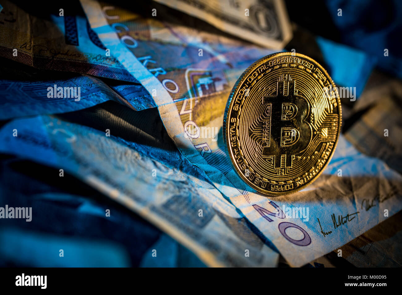 Crypto bitcoins valuta con denaro reale. Foto Stock