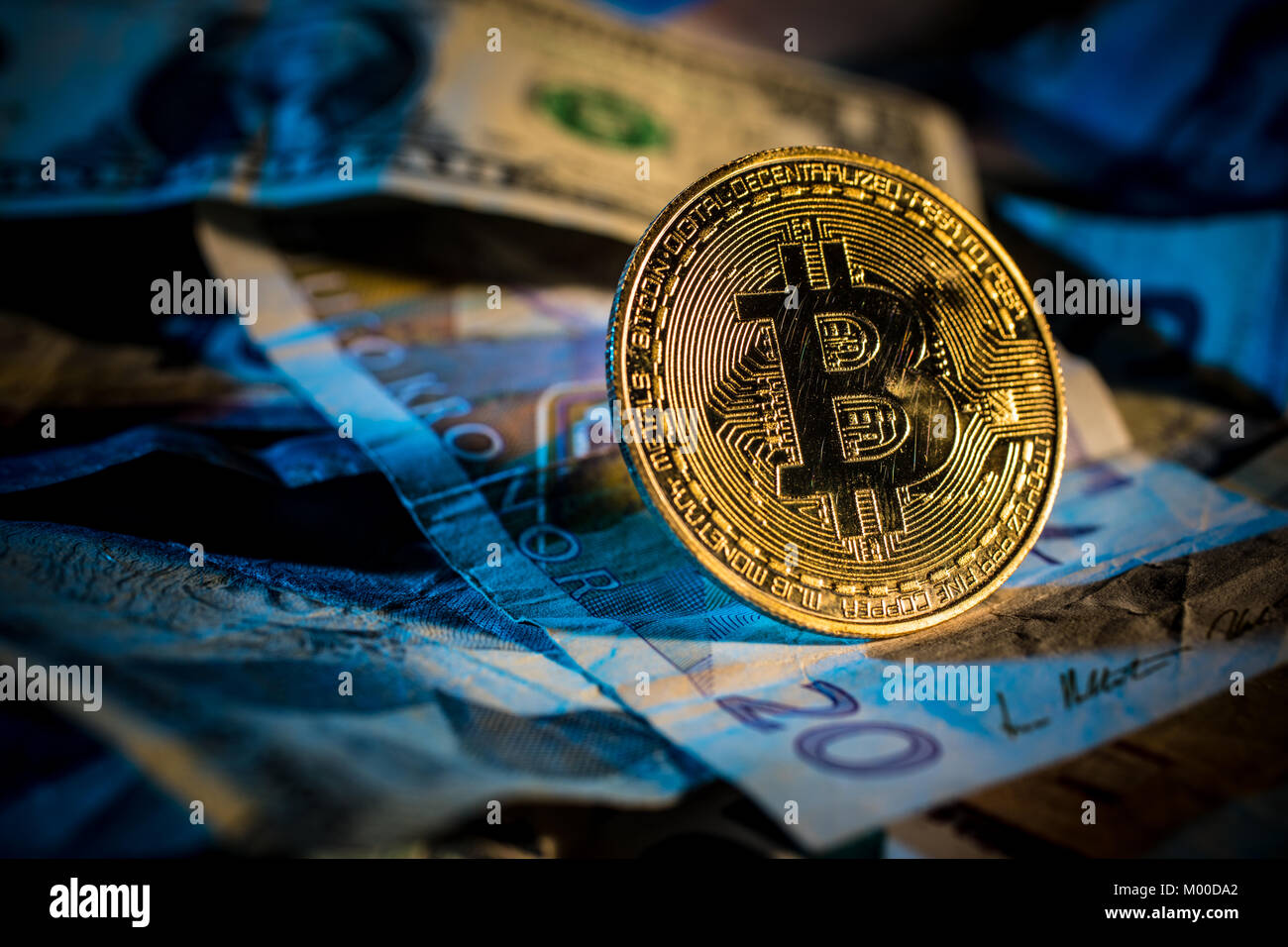 Crypto bitcoins valuta con denaro reale. Foto Stock