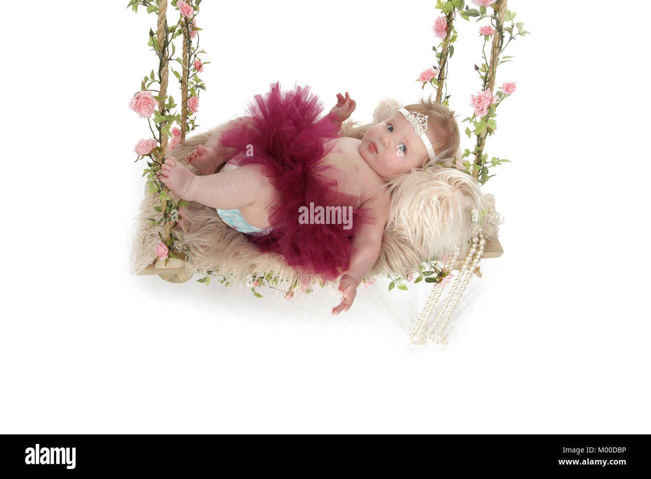 6 mese fa bella bambina su uno swing Foto Stock