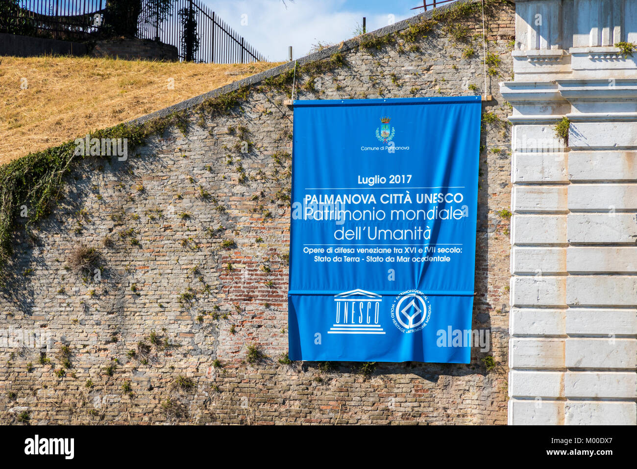 Dettaglio delle mura e fortificazioni di Palmanova, Italia, con un segno in italiano della sua inclusione come Sito del Patrimonio mondiale nel luglio 2017 come parte di t Foto Stock