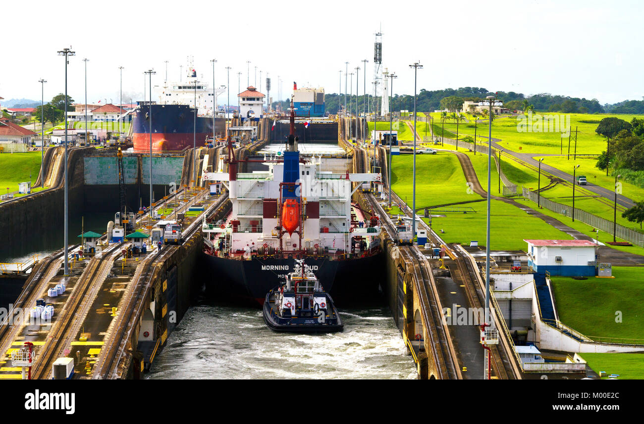 In transito attraverso il canale di Panama. Parte di una serie: immagine 1 di 7. Canale di destra, a partire da blocchi Gatun sull'Atlantico (Caraibi) lato, nel Lago di Gatun. Foto Stock