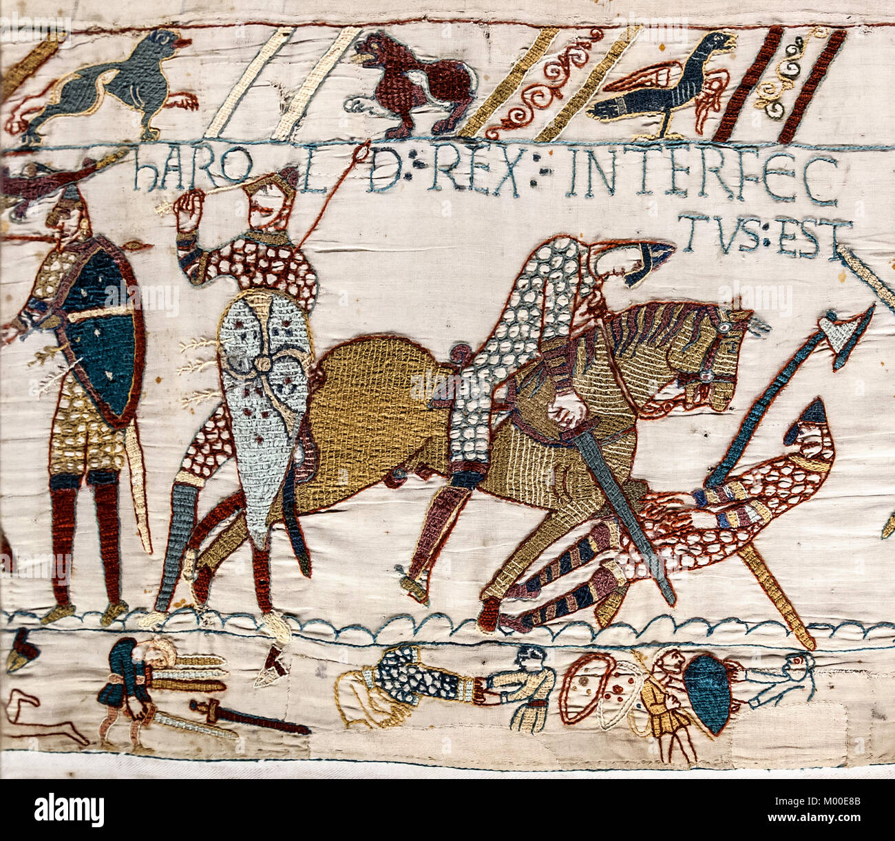 Arazzo di Bayeux, un segmento dell'Arazzo di Bayeux, Harold la morte. Legenda sopra: Harold rex interfectus est, "Re Harold è ucciso' Foto Stock