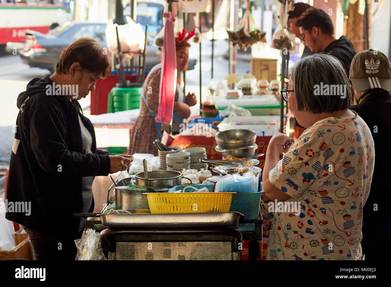 Cucina di strada i fornitori a Bangkok, in Thailandia Foto Stock