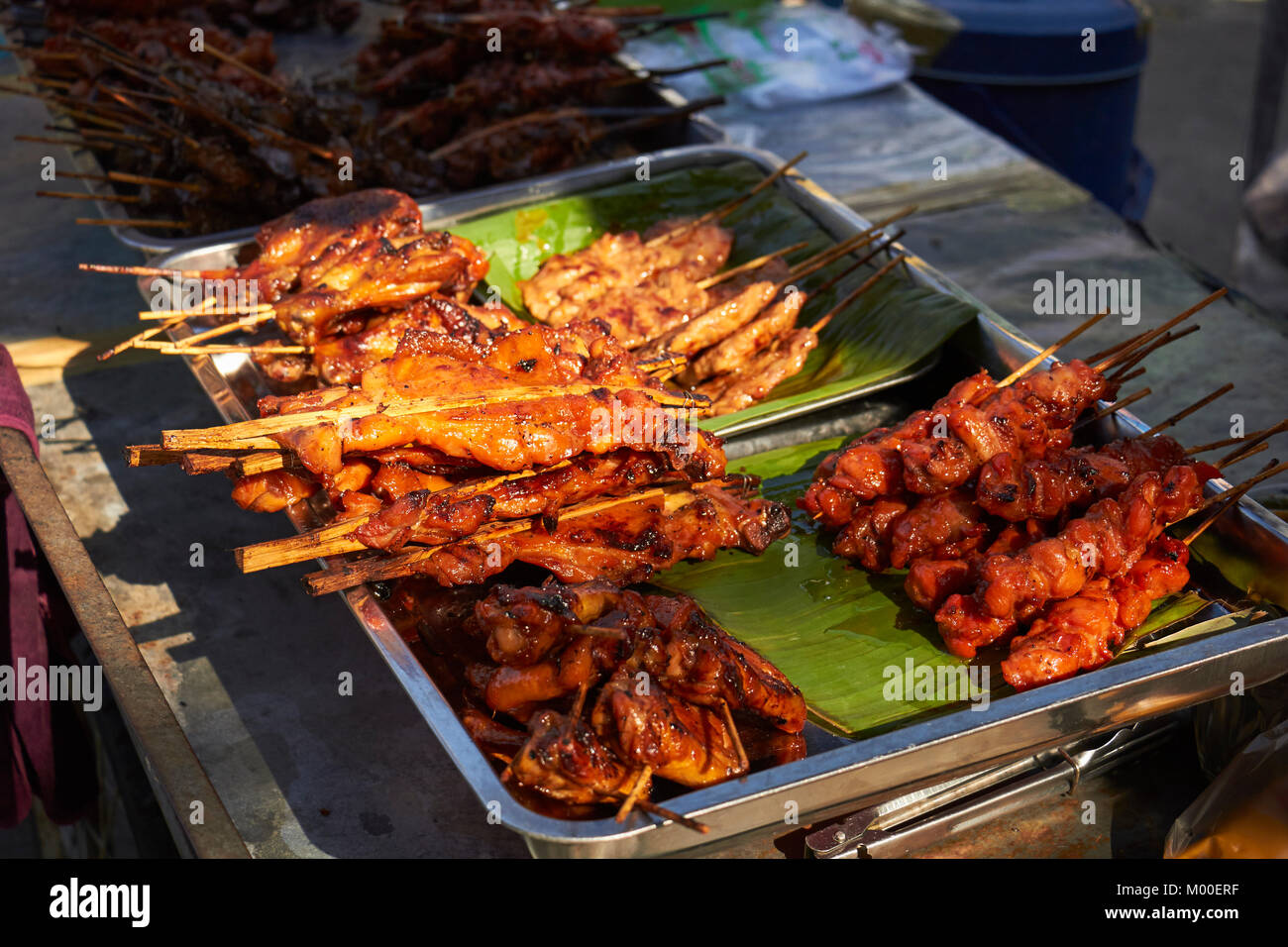 Gli spiedini di carne in un mercato in stallo, Taling Chan mercato galleggiante di Bangkok, Tailandia Foto Stock