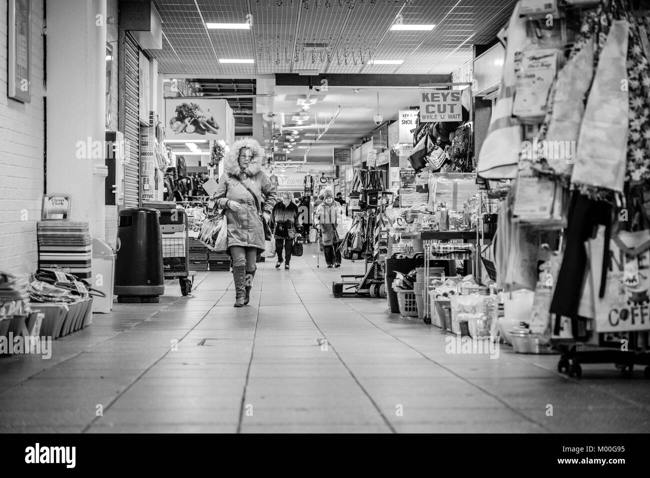 Si spegne e gli acquirenti in Oastler Shopping Centre, John Street Market, Bradford, West Yorkshire, Inghilterra. Foto Stock