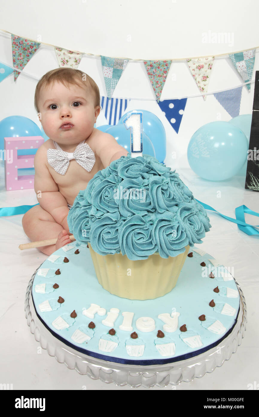 1 anno di età bimbo, torta smash torta di compleanno Foto stock - Alamy