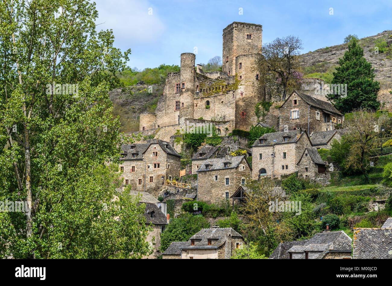 Nel dipartimento francese di Aveyron nella regione dei Midi Pyrenees è la villa di Belcastel classificata come una delle più belle ville francesi e Foto Stock