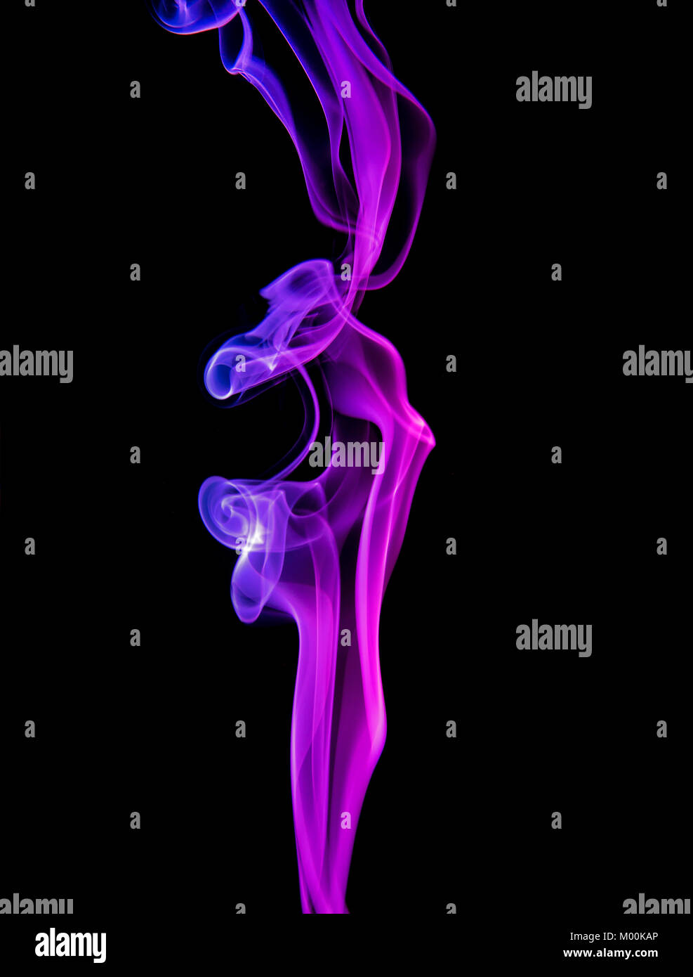 Un isolato la colonna verticale di fumo colorato che mostra in rosso e riflessi violacei avente sia scientifico e fascino artistico come pure la copia in bianco e nero di spazio Foto Stock