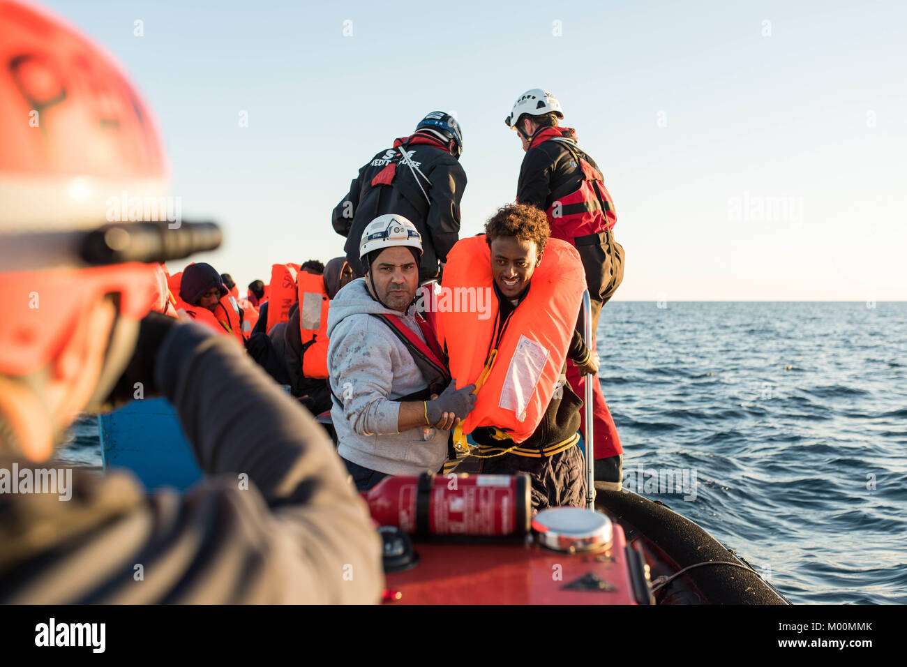 SOS Mediterranee; Medecins sans frontieres; la ricerca e la missione di salvataggio in mare al largo della costa libica il Jan 16 2018; 5 salvataggi; 2 barche di legno; 2 gommoni; 1 imbarcazioni in vetroresina; 438 persone | Utilizzo di tutto il mondo Foto Stock