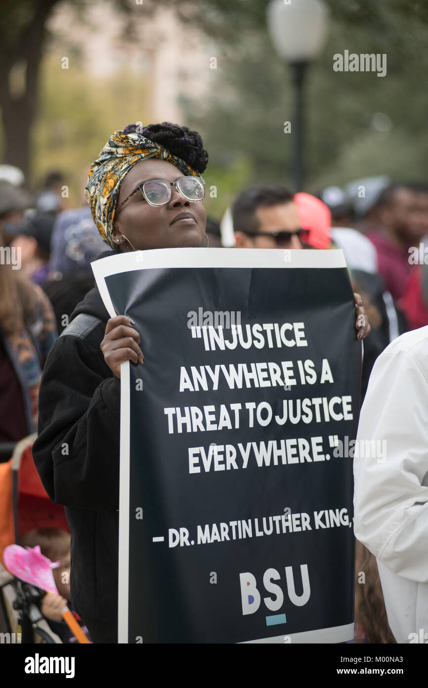 Austin, Texas, Stati Uniti d'America. 15 gennaio 2018 - Una womman detiene un banner con le parole di Martin Luther King durante l annuale Giornata MLK marzo, Austin, Texas Credito: Sandy Carson/ZUMA filo/Alamy Live News Foto Stock