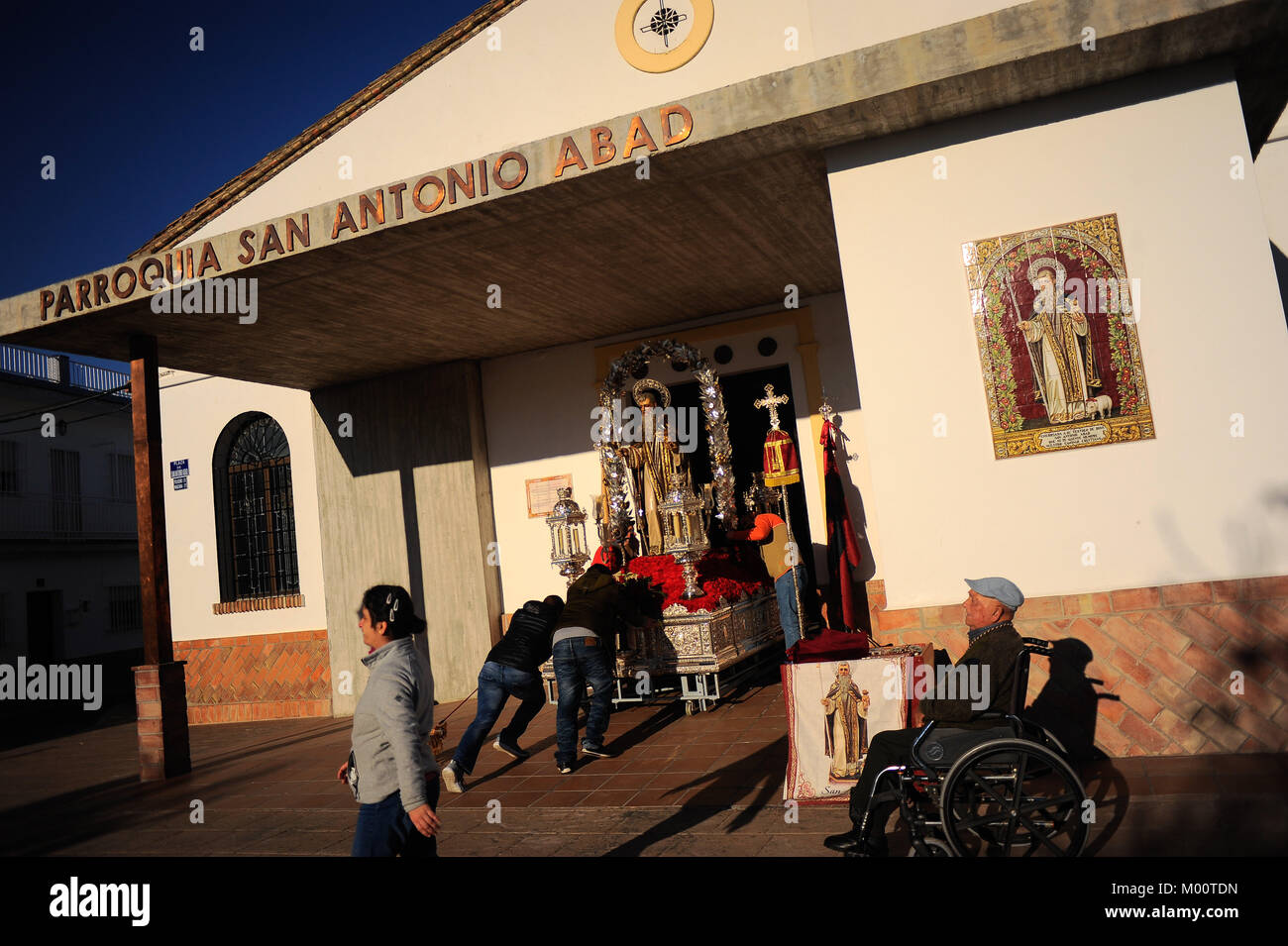 Malaga, Spagna. Xvii gen, 2018. Persone carriying una statua di San Anton al di fuori di San Anton chiesa nel quartiere di Churriana. La festa di San Anton è una tradizione religiosa che si celebra ogni anno in Spagna con tutti i tipi di animali trasportati per i suoi proprietari verso le chiese per sono state benedette da un sacerdote, ricerca la benedizione del Santo patrono degli animali Credito: Gesù Merida/SOPA/ZUMA filo/Alamy Live News Foto Stock