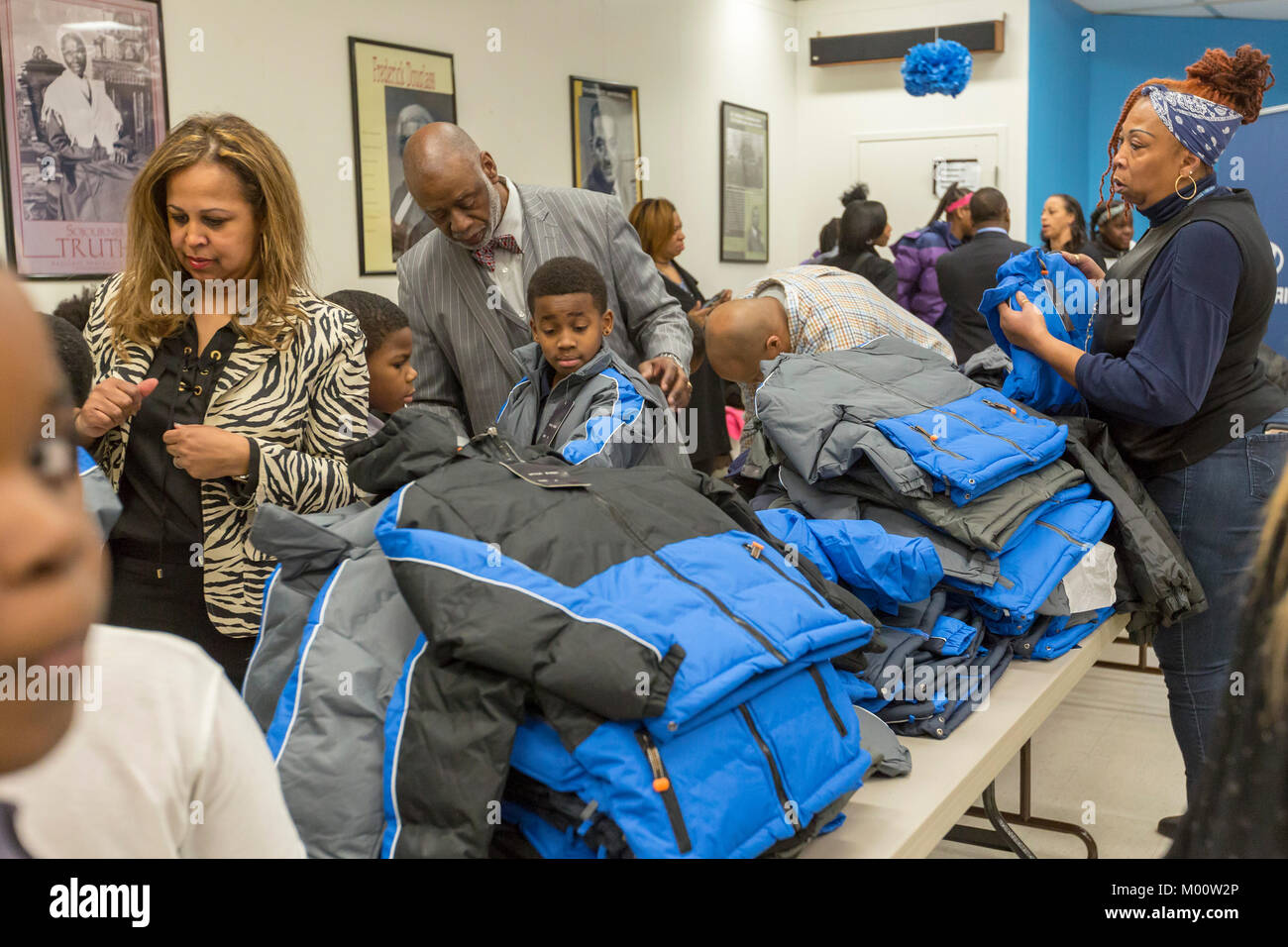 Detroit, Michigan, Stati Uniti d'America. Xvii gen, 2018. Hyundai Motor America distribuiti 1.000 cappotti invernali per scuole elementari e medie i bambini a Carstens Academy come parte della sua annuale riveste per il programma per bambini. Credito: Jim West/Alamy Live News Foto Stock