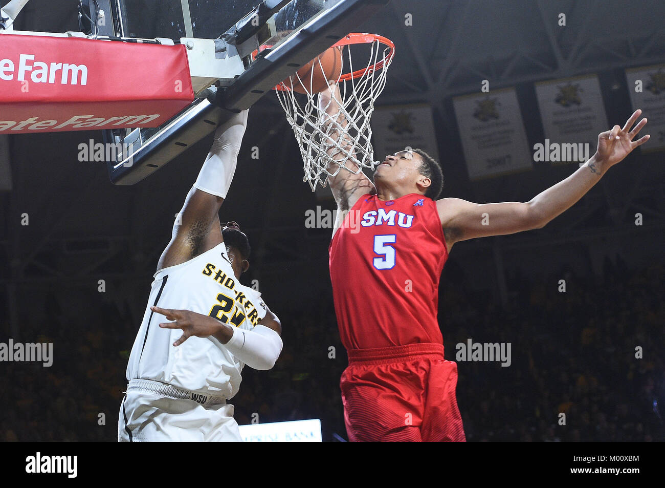 Wichita, Kansas, Stati Uniti d'America. Xvii gen, 2018. Wichita State Shockers center Shaquille Morris (24) penetra attraverso la zona di Mustangs per un dunk contro Southern Methodist Mustangs avanti Ethan Chargois (5) nel primo semestre durante il NCAA Pallacanestro tra la SMU Mustangs e Wichita State Shockers a Charles Koch Arena di Wichita, Kansas. Kendall Shaw/CSM/Alamy Live News Foto Stock