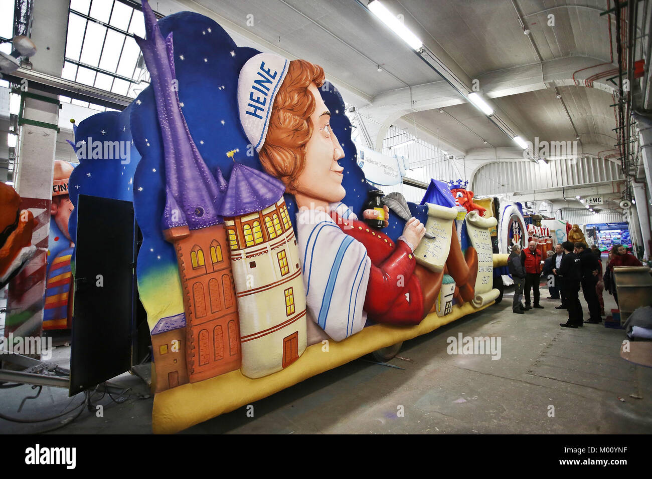 Duesseldorf, Germania. 16 gennaio, 2018. La comunità ebraica di auto a tema fotografato in Wagenbauhalle ("auto Costruzione Hall') a Duesseldorf in Germania, 16 gennaio 2018. Questa è la prima volta che una comunità ebraica prende parte al Martedì Grasso lunedì processione in Duesseldorf. Duesseldorf comunità ebraica sarà inviando la città più sprezzante figlio, poeta Heinrich Heine (1797-1856), nell'crazy processione. Credito: David Giovani/dpa/Alamy Live News Foto Stock