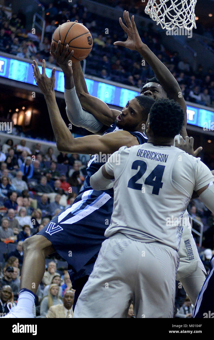 Washington, DC, Stati Uniti d'America. Xvii gen, 2018. 2018017 - Villanova guard MIKAL ponti (25) battaglie per un rimbalzo contro centro di Georgetown JESSIE GOVAN (15) e Georgetown avanti MARCUS DERRICKSON (24) nella seconda metà a capitale una arena a Washington. Credito: Chuck Myers/ZUMA filo/Alamy Live News Foto Stock