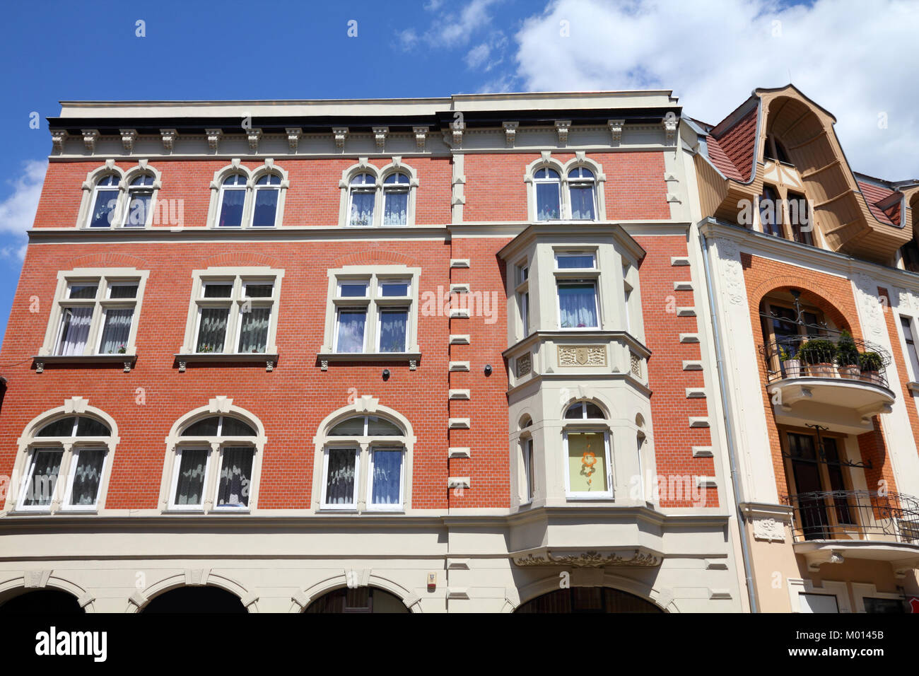 Tarnowskie Gory, Slesia regione in Polonia. Città vecchia di edifici residenziali lungo Krakowska street. Foto Stock