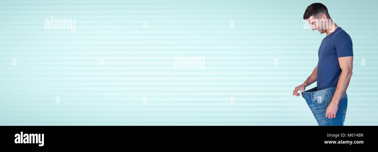 Montare l'uomo forte di perdere peso in pantaloni allentati Foto Stock