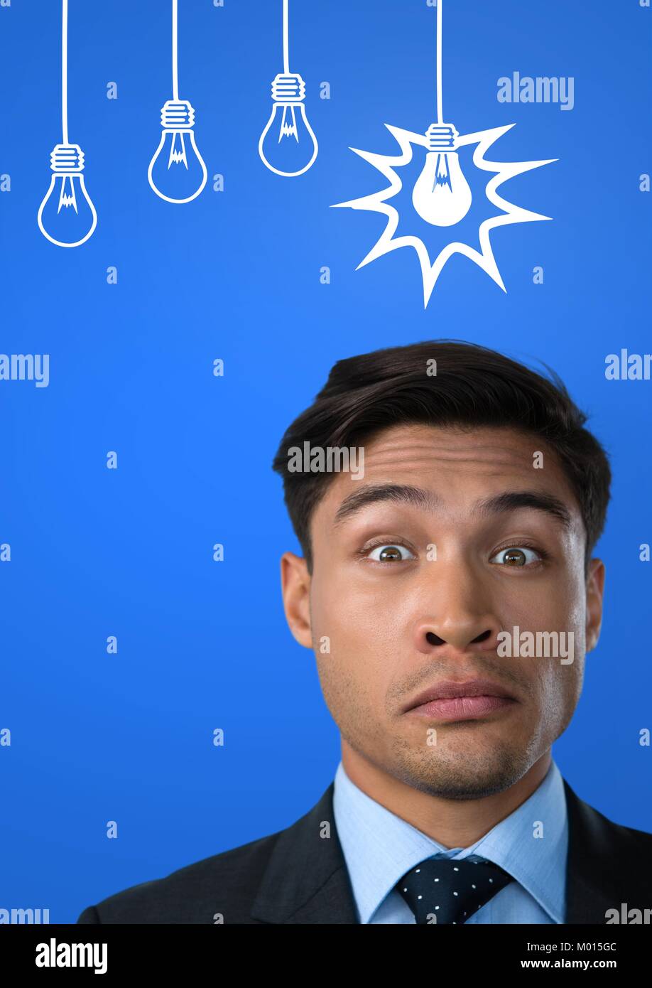 Confuso o sorpresa uomo con le lampadine Foto Stock
