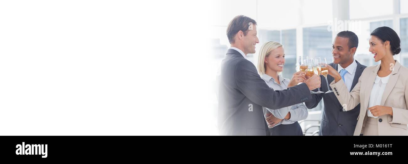 La gente di affari celebrando con transizione di champagne Foto Stock