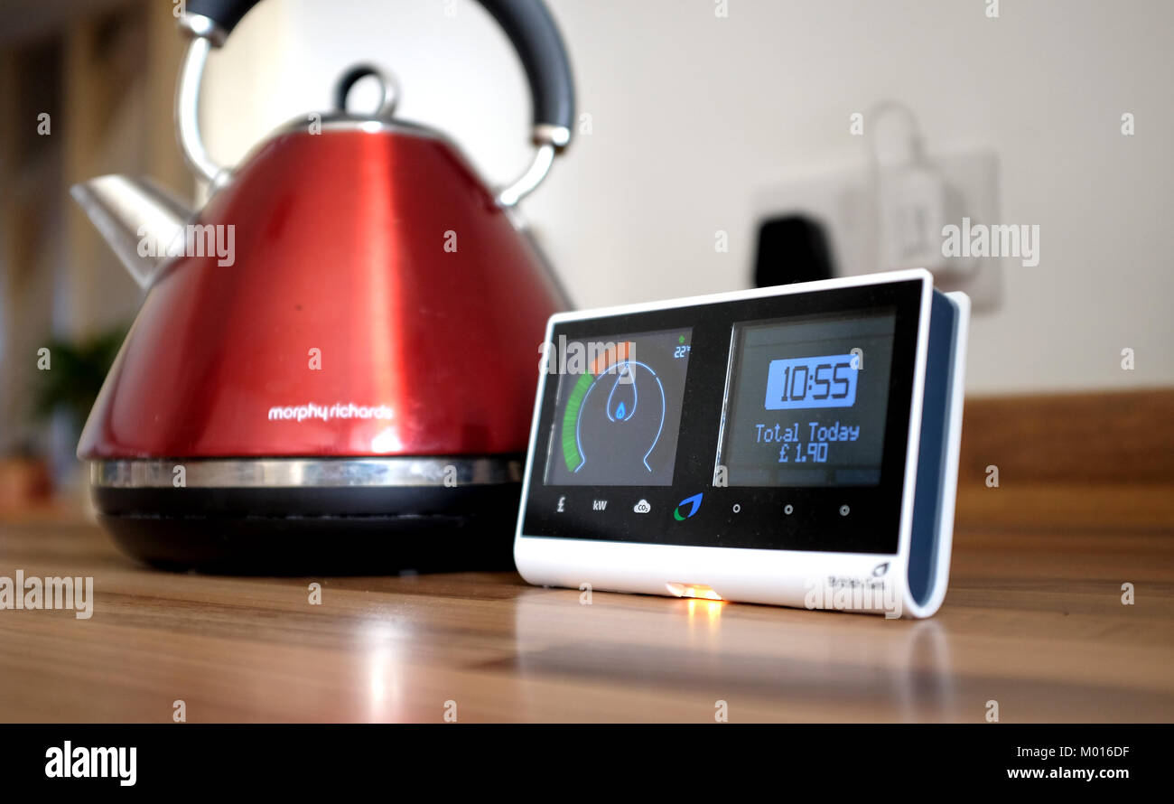 British Gas contatore intelligente che mostra quanta energia utilizzata in casa con pentola in background Foto Stock