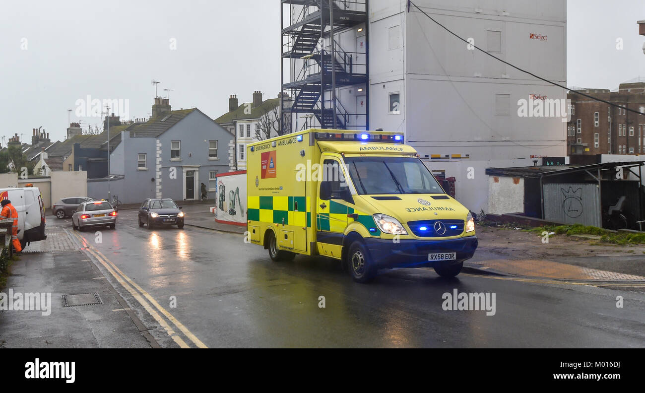 NHS costa sud orientale del servizio ambulanza veicolo con luci blu lampeggiante sulla chiamata di emergenza fotografia scattata da Simon Dack Foto Stock
