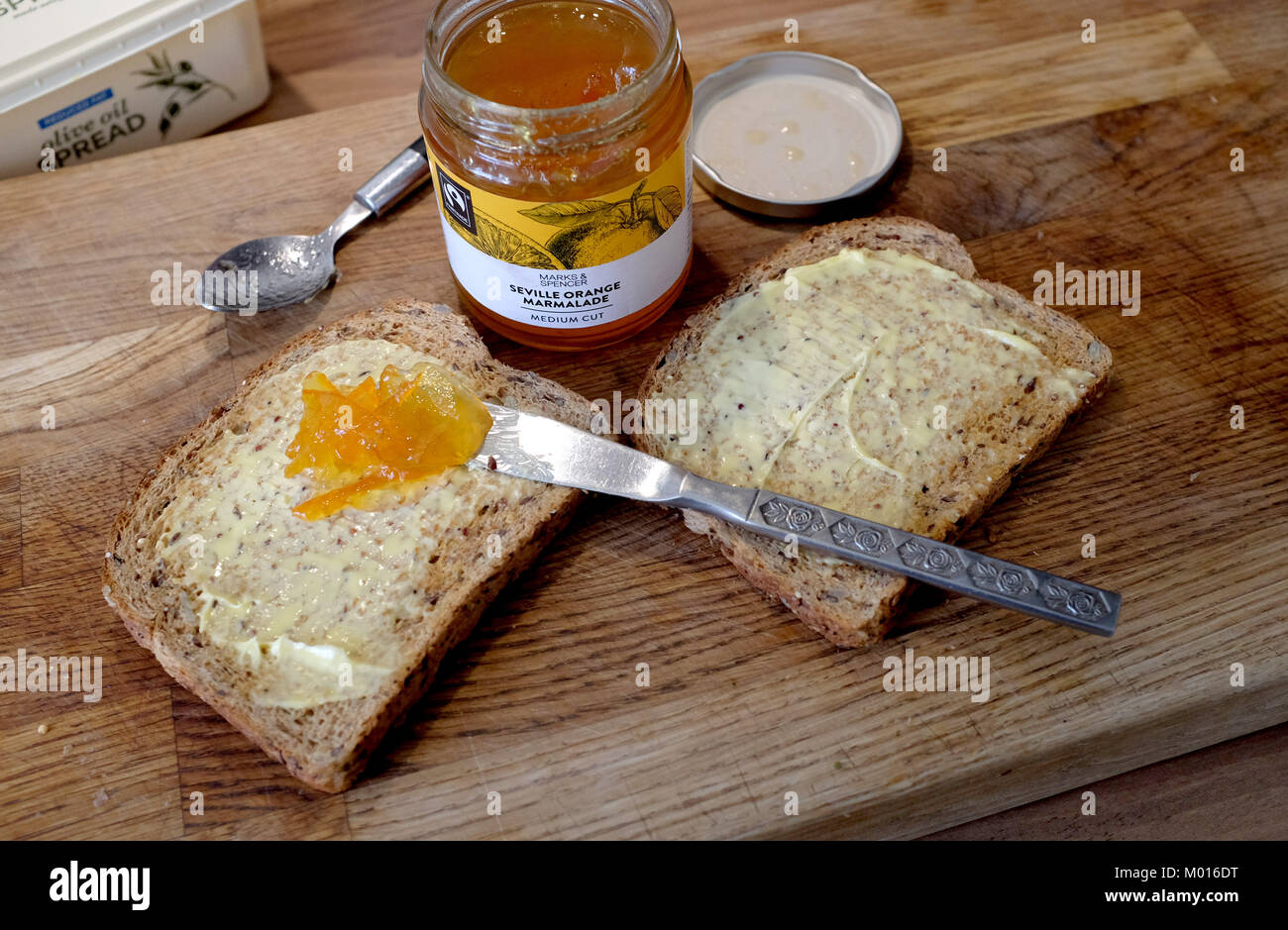 Marrone integrale tostato con M&S Siviglia Marmellata di arance Foto Stock