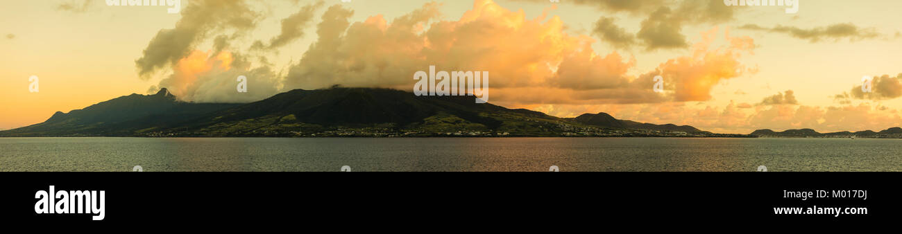 Panorama dell'isola di St Kitts nei primi albori. Foto Stock