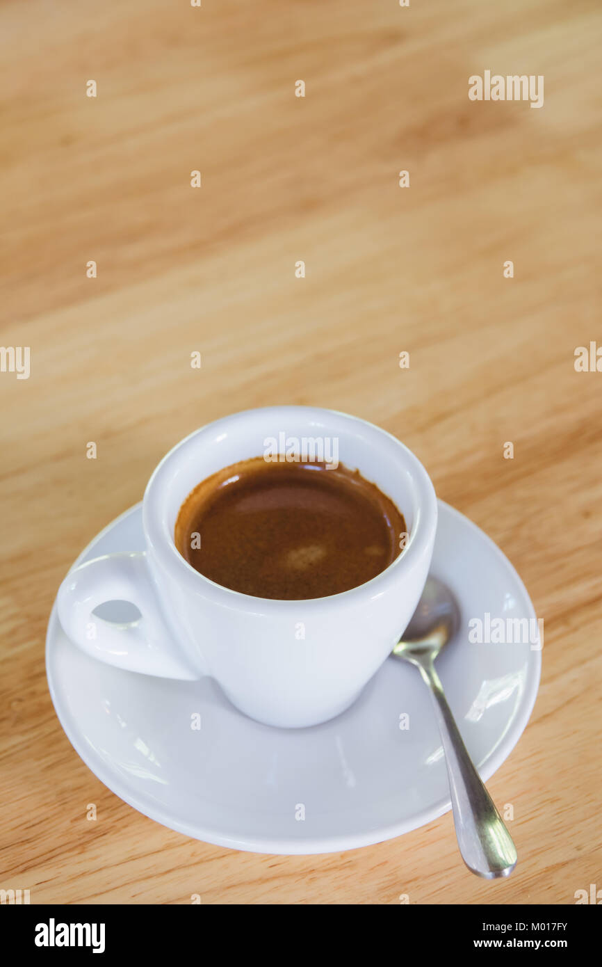 Tazza di caffè espresso su di un tavolo di legno Foto Stock