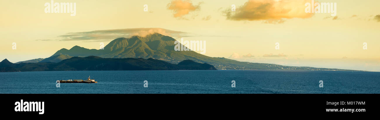 Vista panoramica di Nevis Peak sull isola di Nevis come visto dal mare. Foto Stock