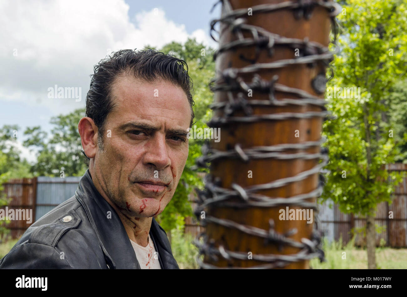 La settima stagione di The Walking Dead, un americano post-apocalittico horror serie televisiva su AMC, premiered il 23 ottobre 2016, e si è conclusa il 2 aprile 2017, consistente di 16 episodi. Questa fotografia è per il solo uso editoriale ed è il copyright del film company e/o il fotografo assegnato dal film o società di produzione e può essere riprodotto solo da pubblicazioni in congiunzione con la promozione del film di cui sopra. Un credito per il film company è richiesto. Il fotografo deve anche essere accreditato quando noto. Foto Stock